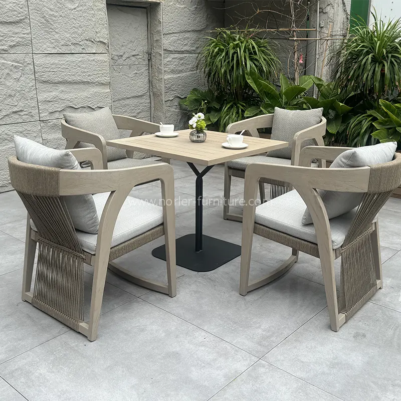 Este un set de măsuță de cafea pătrată în aer liber pentru balcon, soluția perfectă pentru crearea unui spațiu de locuit în aer liber elegant și funcțional