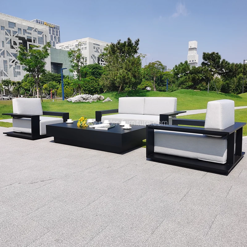 Cea mai nouă canapea din aluminiu negru